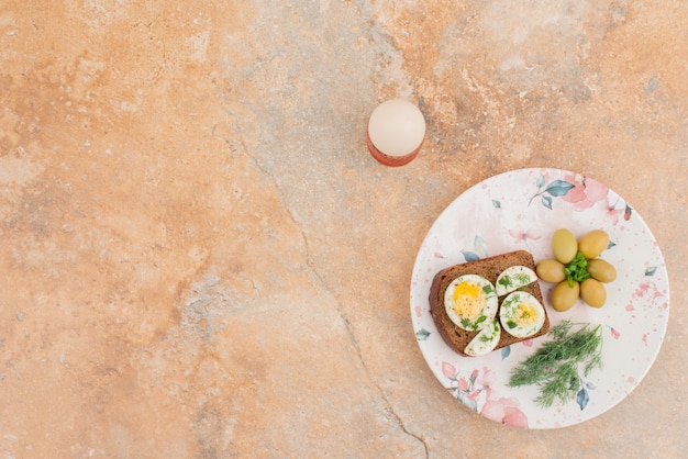 삶은 계란과 올리브와 함께 맛있는 토스트