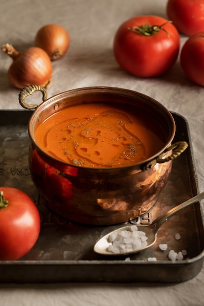 Foto gratuita deliziosa zuppa di crema di pomodoro ad alto angolo