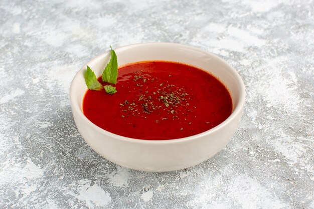 вкусный томатный суп внутри белой тарелки на серо-белом, суп обед и ужин овощная еда