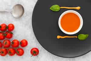 Foto gratuita deliziosa zuppa di pomodoro pronta per essere servita