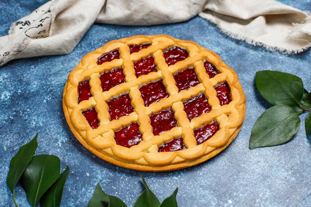 회색 어두운 표면에 맛있는 전통 베리 체리 파이 Crostata