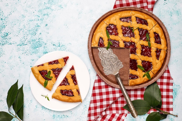 가벼운 표면에 맛있는 전통 베리 체리 파이 Crostata