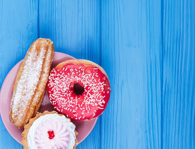 Foto gratuita spuntino malsano delizioso su fondo di legno