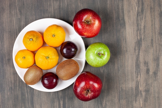 Free photo delicious various fruits on a wooden table. high quality photo