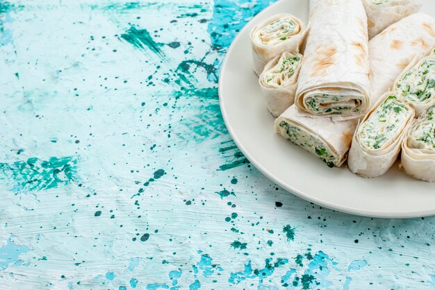 맛있는 야채 롤 전체 및 밝은 파란색, 음식 식사 롤 야채에 슬라이스