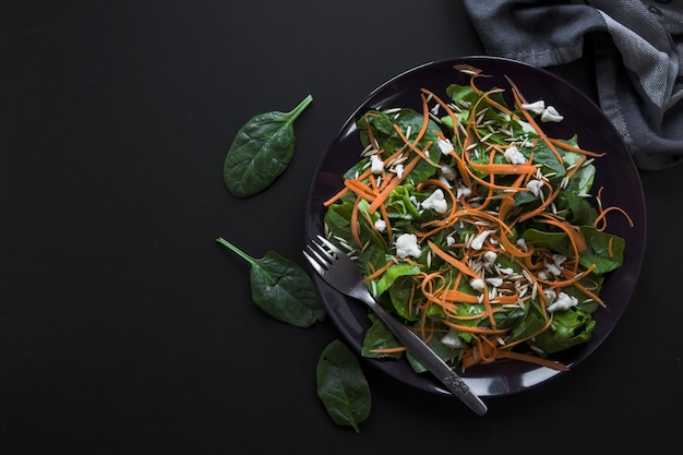 Foto gratuita deliziosa insalata di verdure