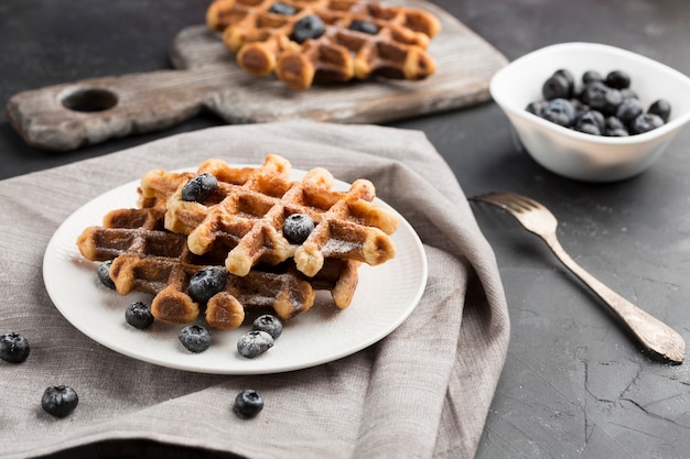 Free photo delicious waffles with blueberries