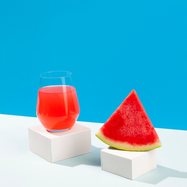 Free photo delicious watermelon slice and juice glass