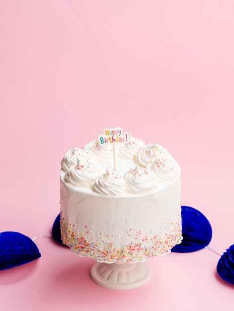 Free photo delicious white cake with happy birthday sign