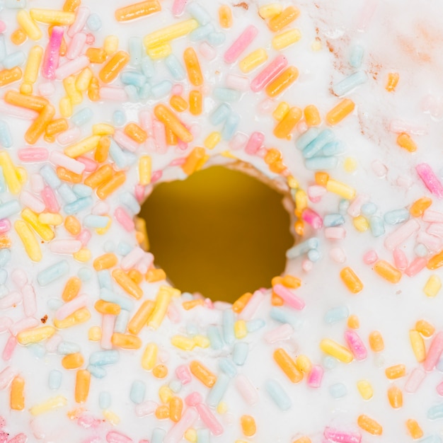 Free photo delicious white chocolate doughnut with colorful sprinkles