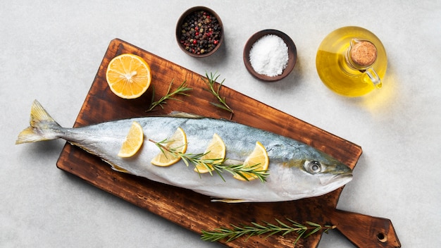 Foto gratuita deliziosa ricetta di tonno bianco natura morta vista dall'alto