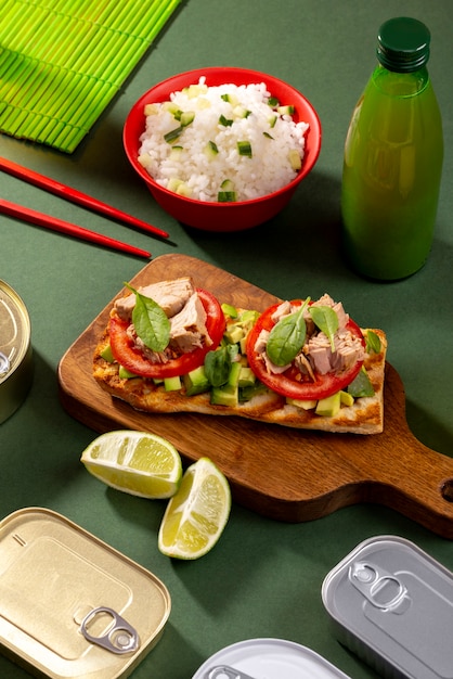 Foto gratuita deliziosa ricetta di tonno bianco natura morta