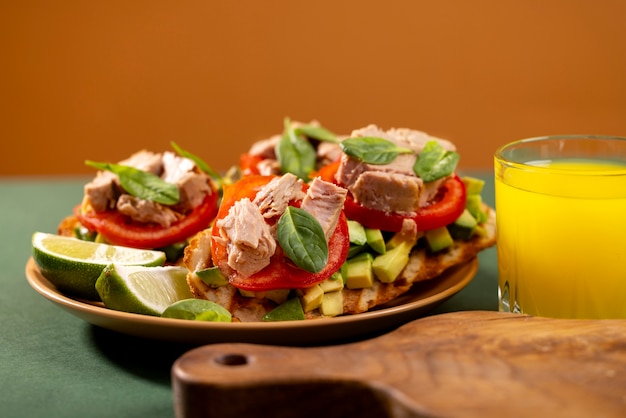 Foto gratuita deliziosa ricetta di tonno bianco natura morta