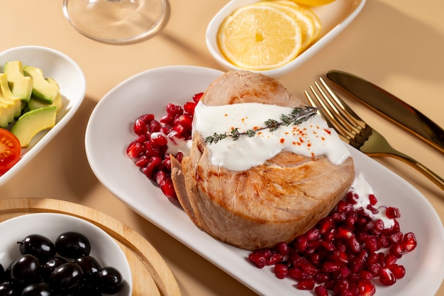 Foto gratuita deliziosa ricetta di tonno bianco natura morta