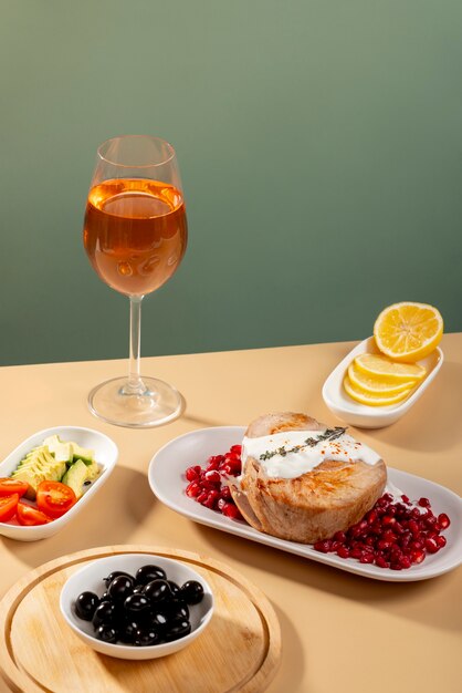 Foto gratuita deliziosa ricetta di tonno bianco natura morta