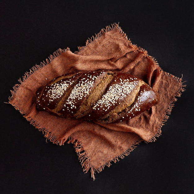 Foto gratuita delizioso pane cotto integrale