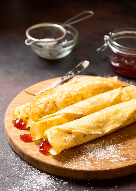 Foto gratuita delizioso dessert crepe invernale e marmellata ad alta vista