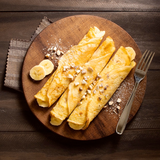 Foto gratuita delizioso dessert invernale con crepe alle banane