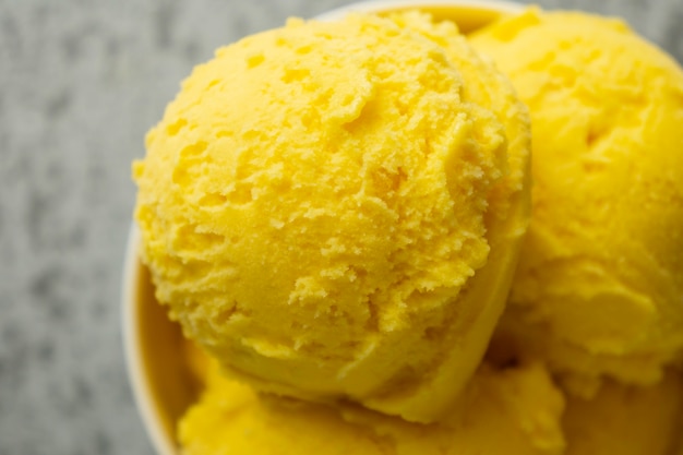 カップに入ったおいしい黄色いアイスクリーム