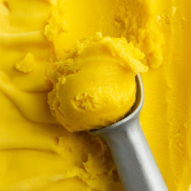 Вкусное желтое мороженое
