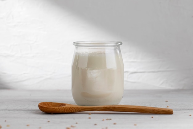 Foto gratuita yogurt delizioso e cucchiaio di legno