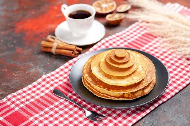 楽しいパンケーキと一杯のコーヒー