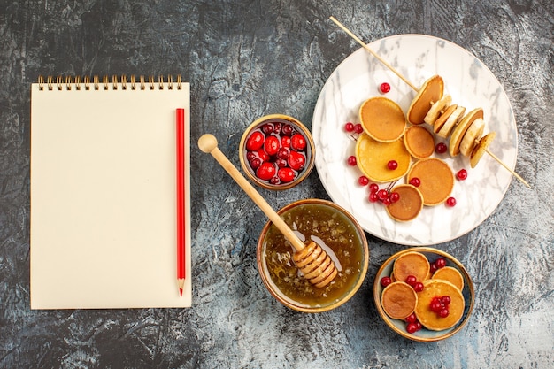 Foto gratuita delizioso dessert gustoso per la celebrazione