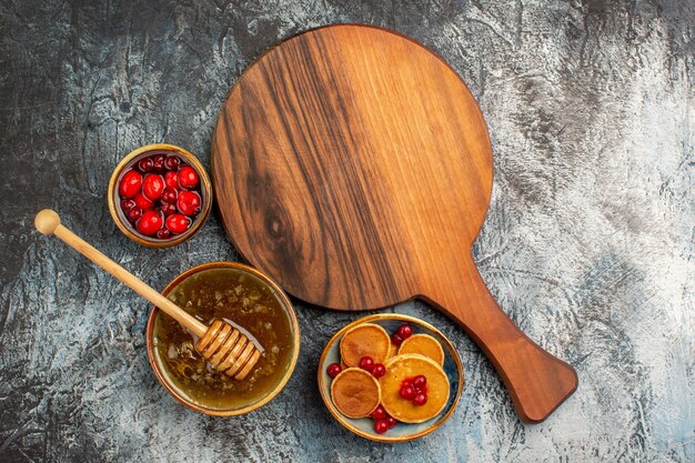 35+ Thousand Cutting Board Isolated Round Royalty-Free Images, Stock Photos  & Pictures