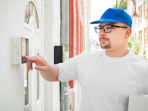 Free photo delivery guy clicking on bell