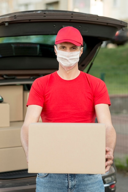 Delivery guy wearing mask medium shot