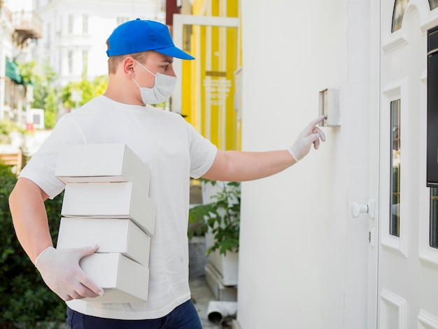 Free photo delivery guy wearing medical mask