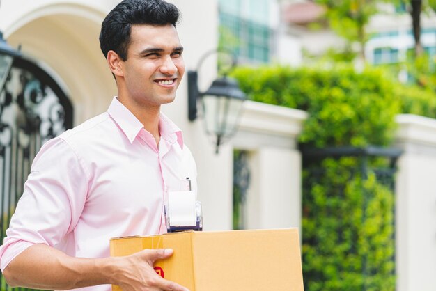 Концепция доставки идей индийский мессенджер обрабатывает пакет продукта покупателю со счастьем и веселым входом в дверь дома