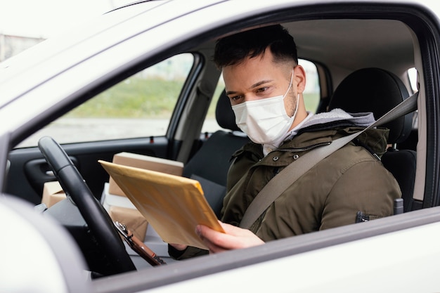 Consegna maschio con maschera e pacchi