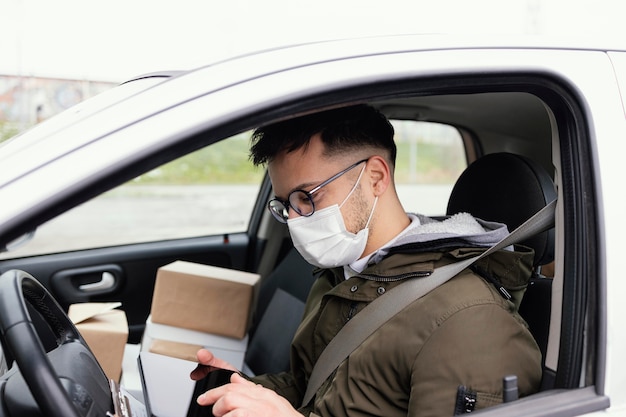 Consegna maschio con maschera e pacchi