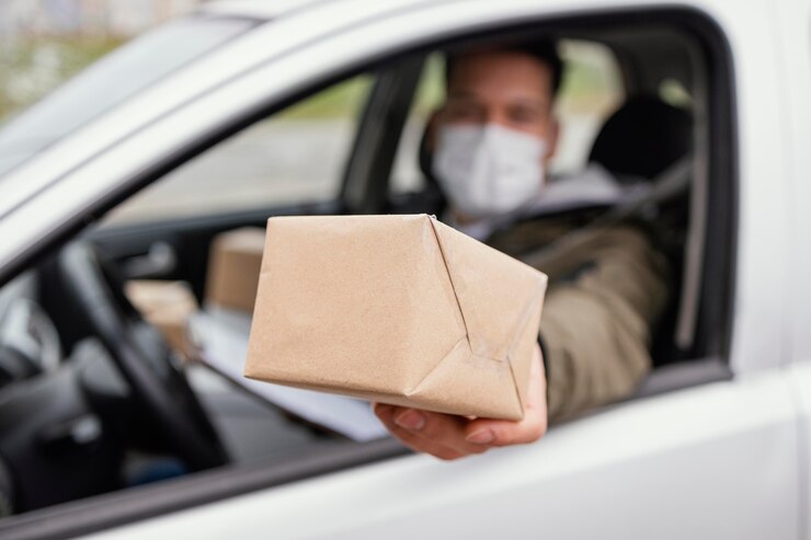 Free Photo delivery male with mask and packages
