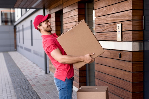 Free photo delivery man carrying package