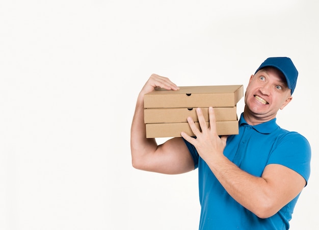 Free photo delivery man carrying pizza boxes with copy space