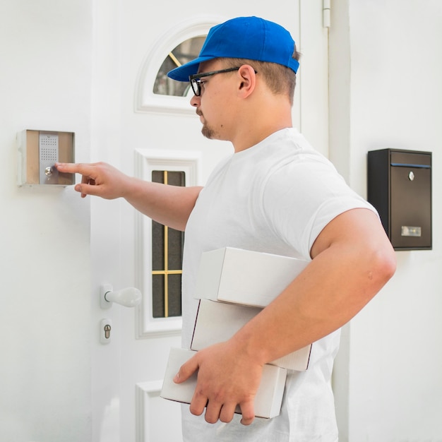 Free photo delivery man clicking on bell