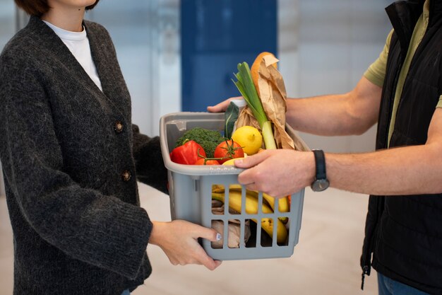 顧客に食料品の注文を与える配達員