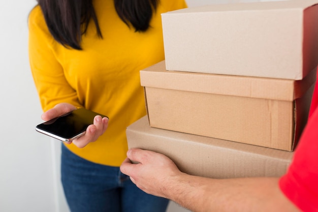 Free photo delivery man holding a bunch of boxes