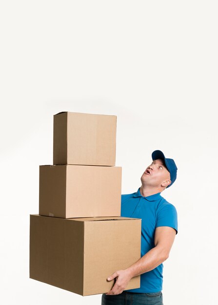 Доставка человек, держащий картонные коробки с копией пространства