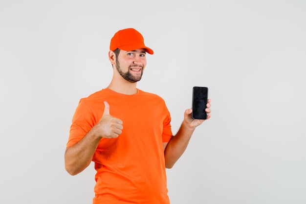 주황색 티셔츠, 모자를 쓰고 밝은 표정으로 휴대폰을 들고 있는 배달원.