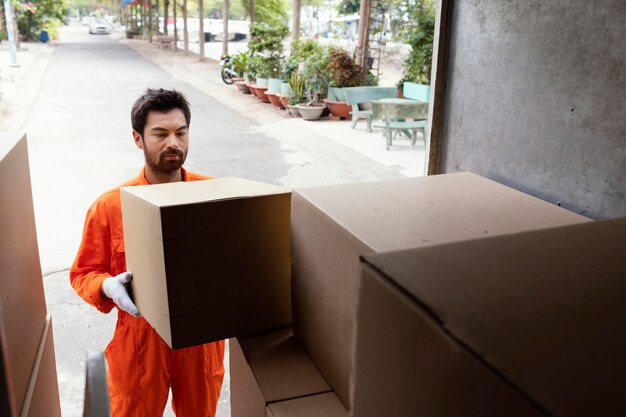 Free photo delivery man loading car with delivery boxes