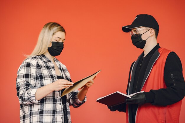 Delivery man in a medic mask with woman