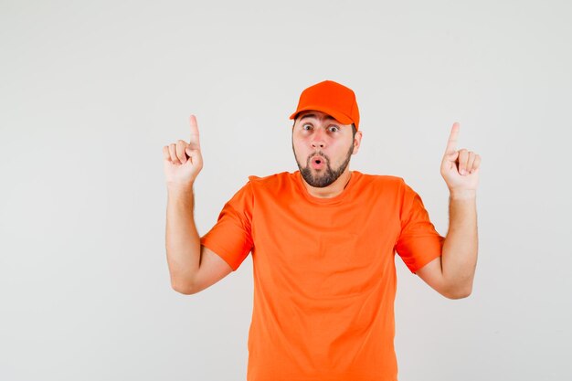 オレンジ色のTシャツの配達人、上向きで怖い顔のキャップ、正面図。