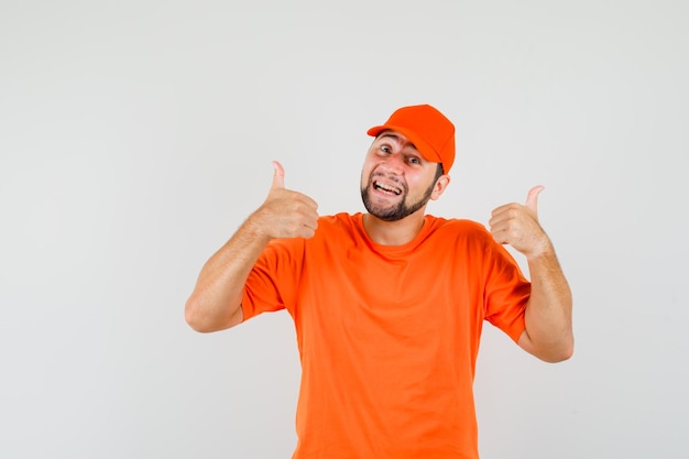 주황색 티셔츠를 입은 배달원, 두 개의 엄지손가락을 위로 들고 즐거운 표정을 짓는 모자.