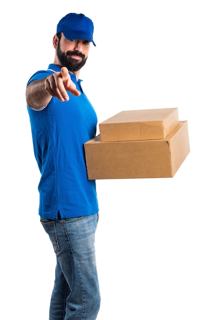 Free photo delivery man pointing to the front