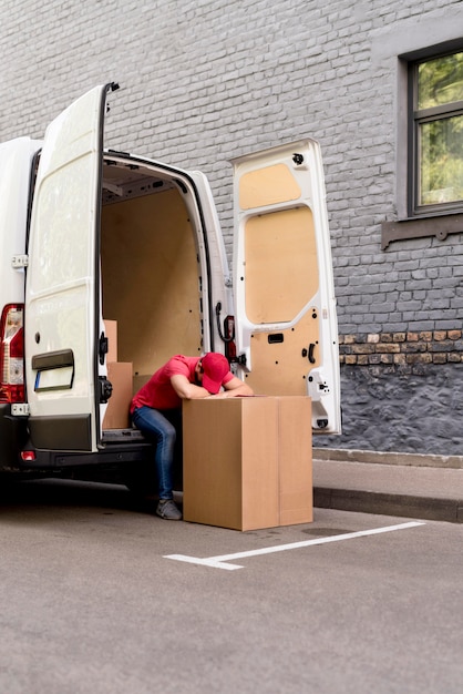 Free photo delivery man resting