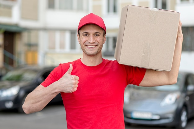 Free photo delivery man showing approval