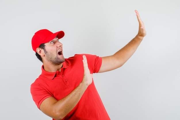 Доставка человек показывает жест остановки в красной футболке